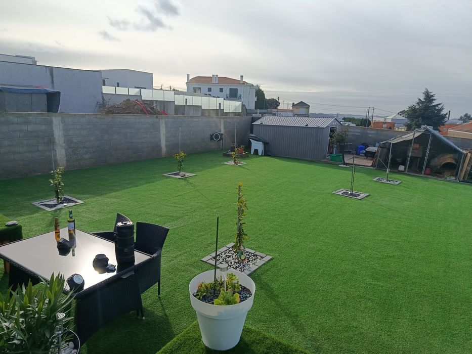 Relva sintética artificial e Relva Natural