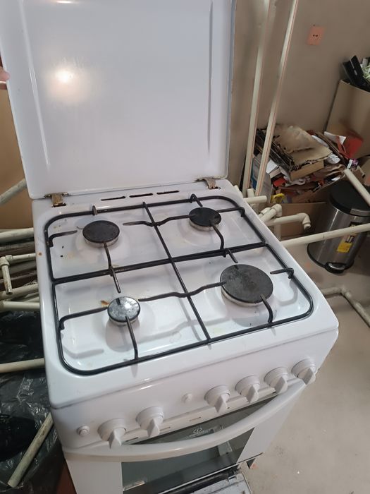 Газова плита, кухонна витяжка