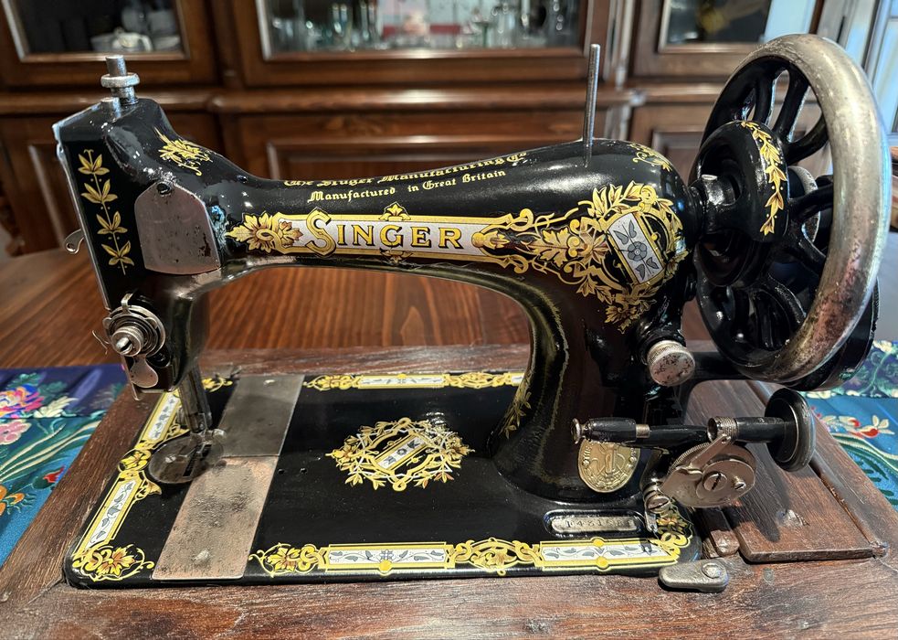 Singer portátil de 1910, restaurada e a coser.