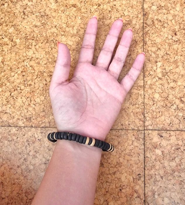 Pulseira elástica preta e castanha