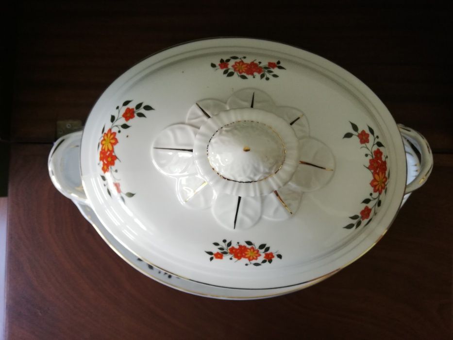 Terrina Grande com prato, VISTA ALEGRE, fio em ouro, Marca 1971 a 1980
