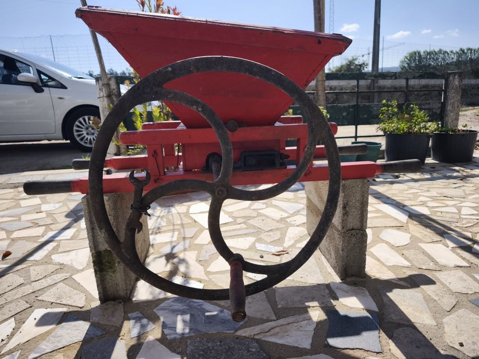 Relador/esmagador de uvas antigo