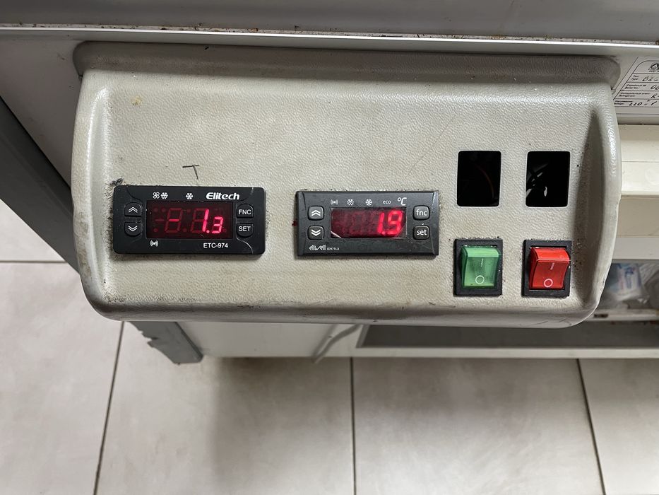 Витрина большая, в робочем состоянии