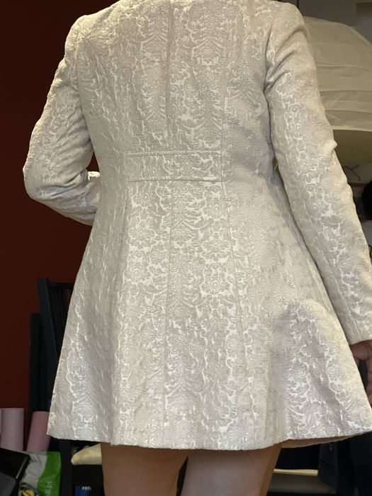 Casaco de festa beje com botoes dourados