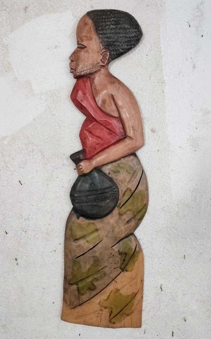 Escultura mulher Africana em madeira artesanato popular