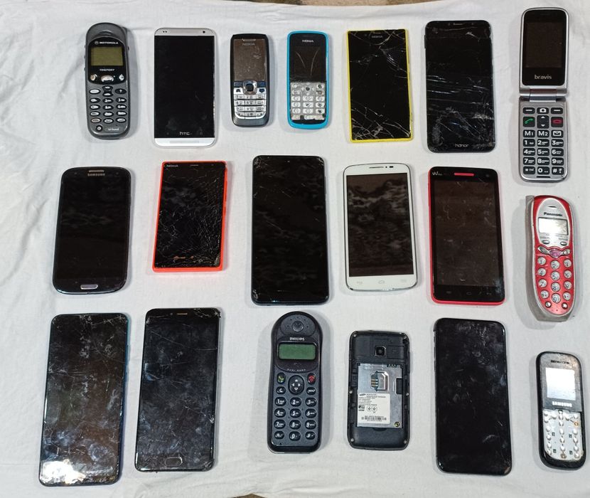 Продам телефоны на запчасти или на восстановление