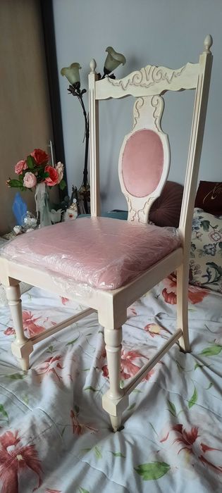 Białe drewniane krzesła