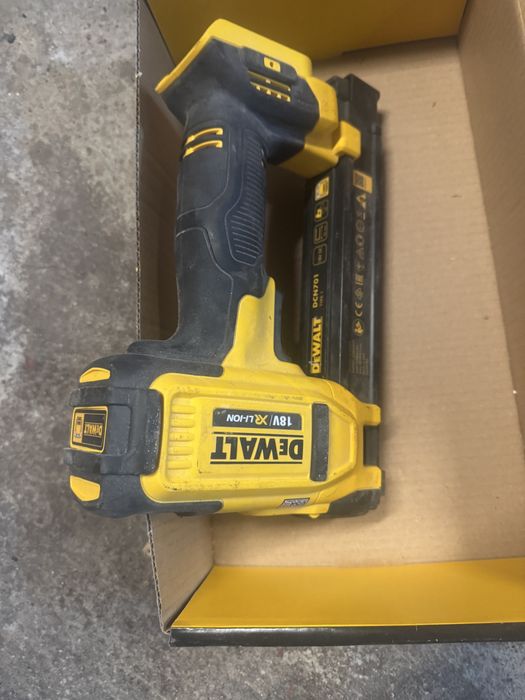 Akumulatorowy zszywacz do kabli dewalt