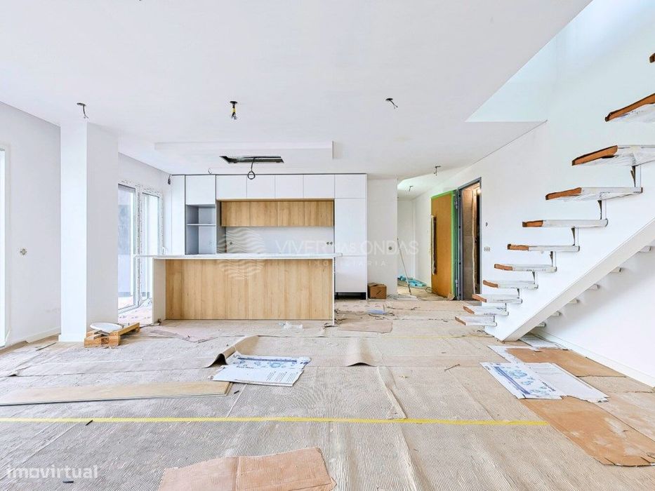 T3 Duplex novo em Empreendimento de Luxo, na Charneca da Caparica.
