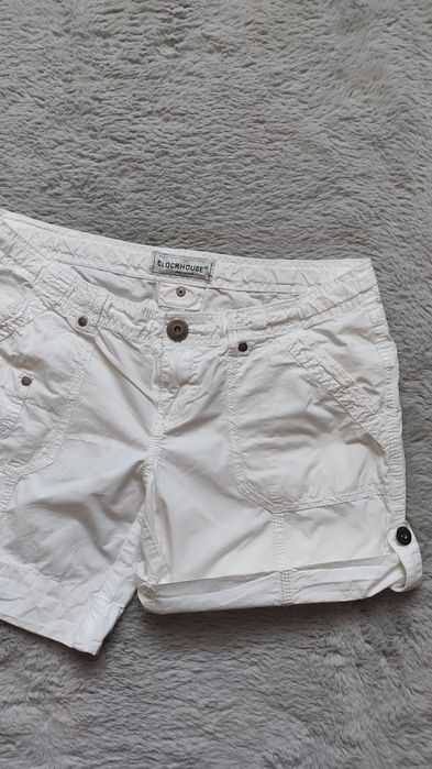 Białe spodenki szorty cargo