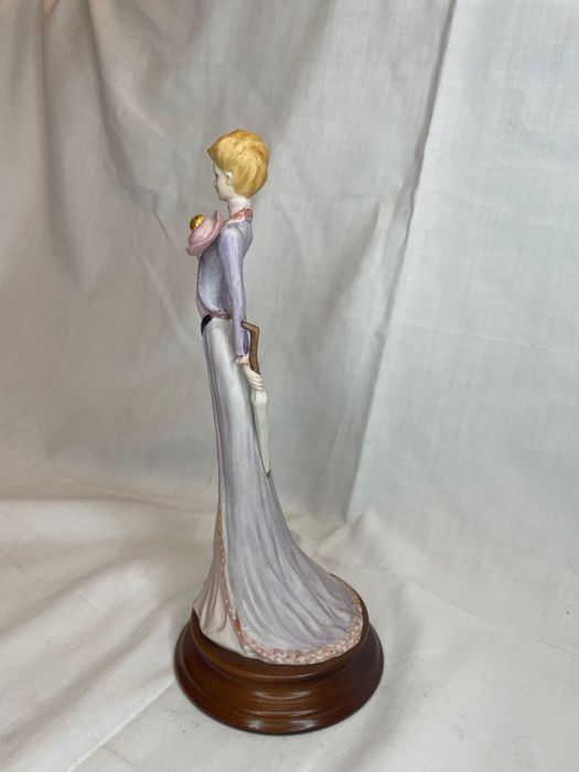 Boneca porcelana  decoração  antiguidade