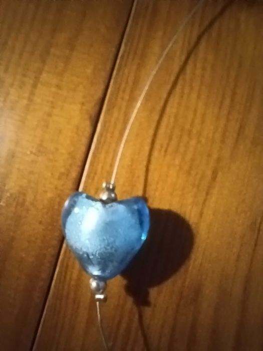 Colar com aplicações em forma de coração