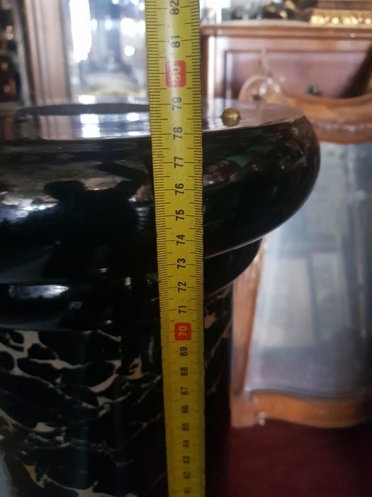 Coluna  marmoriada em loiça