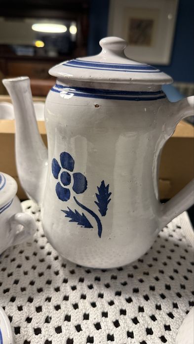 Servico de café regional azul e branco