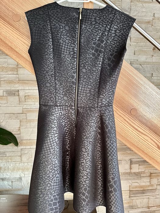 Czarna krotka sukienka