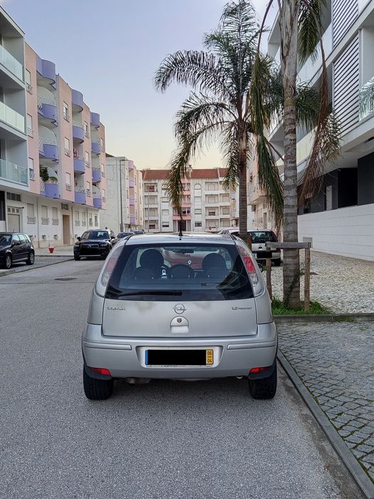 Opel Corsa C 1.2 Twinport 2006
Jantes especiais
Rádio e Leitor CD
Coma