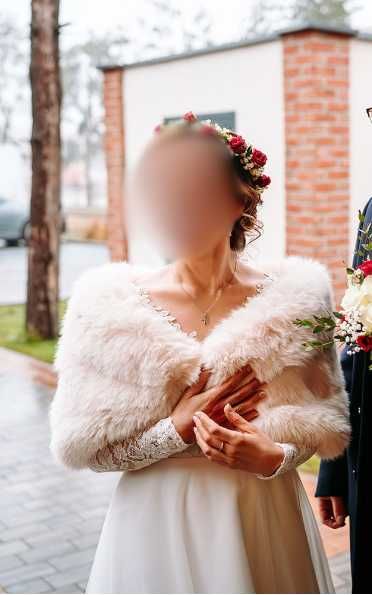 Etola w kolorze écru, na ślub, z materiału imitującego futro lisa.