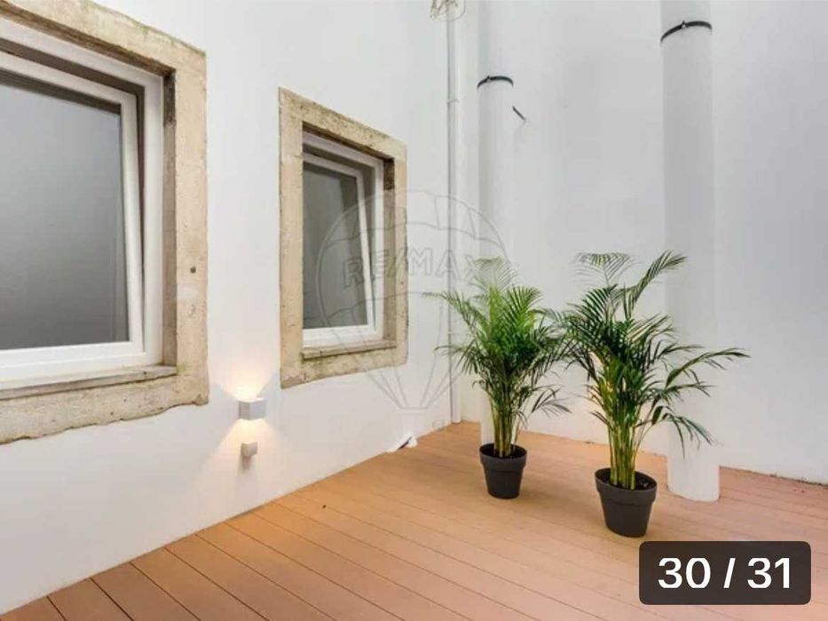 Cerca de 10 m² de tábuas de madeira para decks