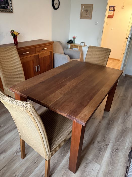 Stylowy stół drewniany i 4 krzesła