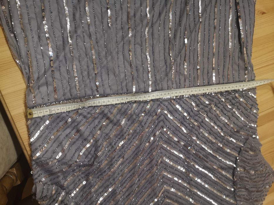 Piękna suknie balowa z cekinami sprzedam.