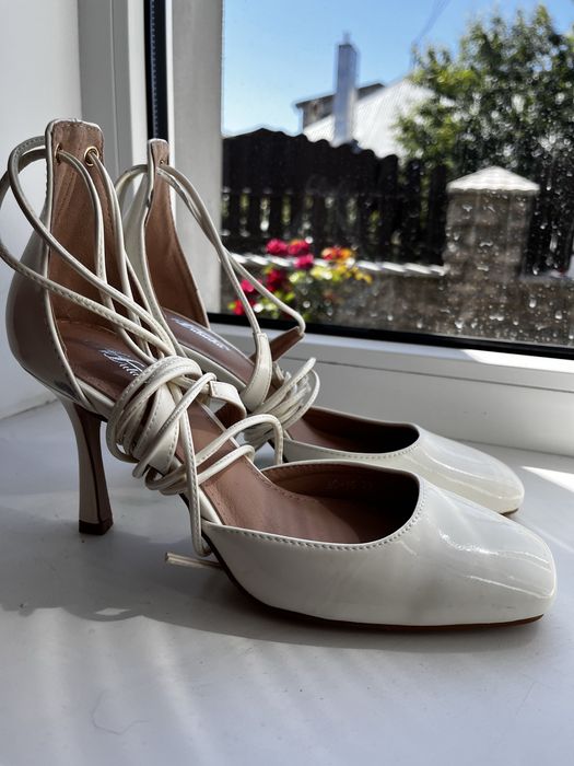 Туфлі білі, з шнурочками. Квадратний носочок