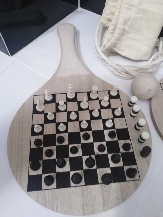 Jogo 4 em 1 Raquetes,Xadrez,Damas e Parchis.