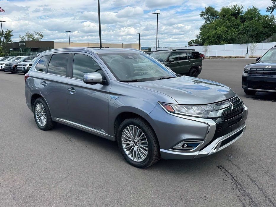 Mitsubishi Outlander      2020