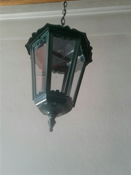 Lanterna grande candeeiro exterior e jardim verde