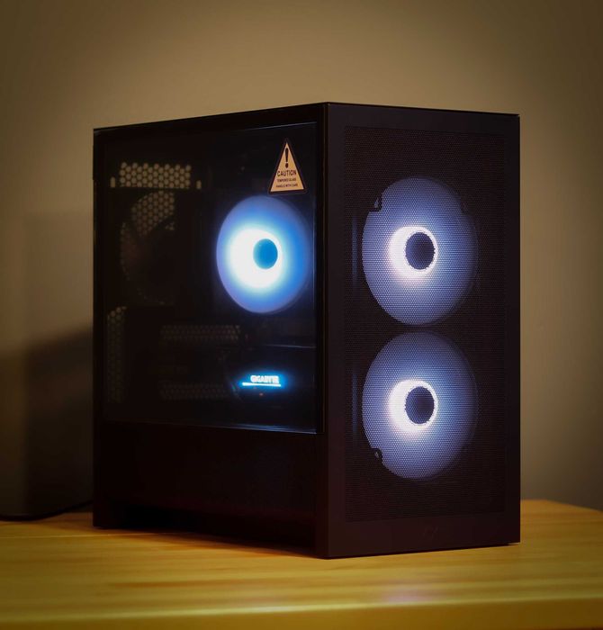 PC - AMD Ryzen 5600 + RTX 3060 ti - RAM 3200 Mhz - NZXT H3 Flow