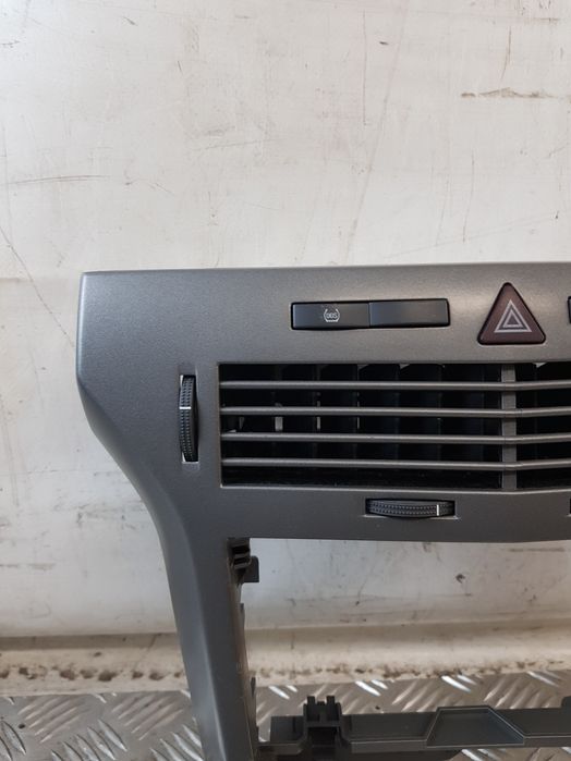 Konsola Środkowa 331985437 Kratki Nawiewu Opel Astra Iii H Gtc 05R-