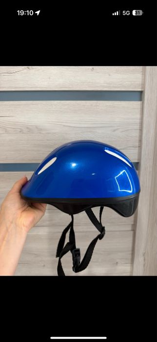 Niebieski kask rowerowy