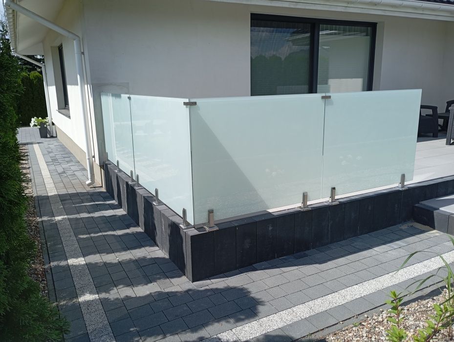 Balustrady nierdzewne szklane schody bramy