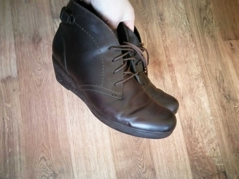 Damskie botki skórzane clarks, na koturnie wiązane, brazowe