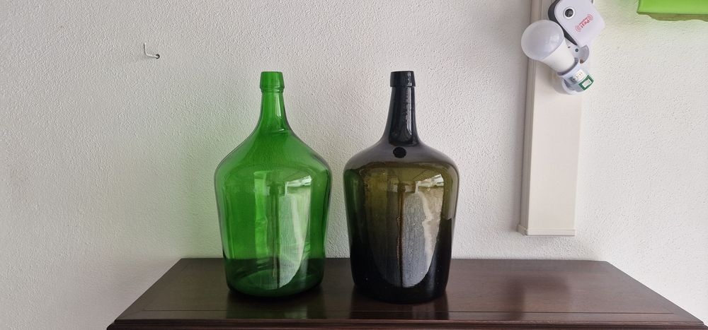 Garrafões de vidro verde