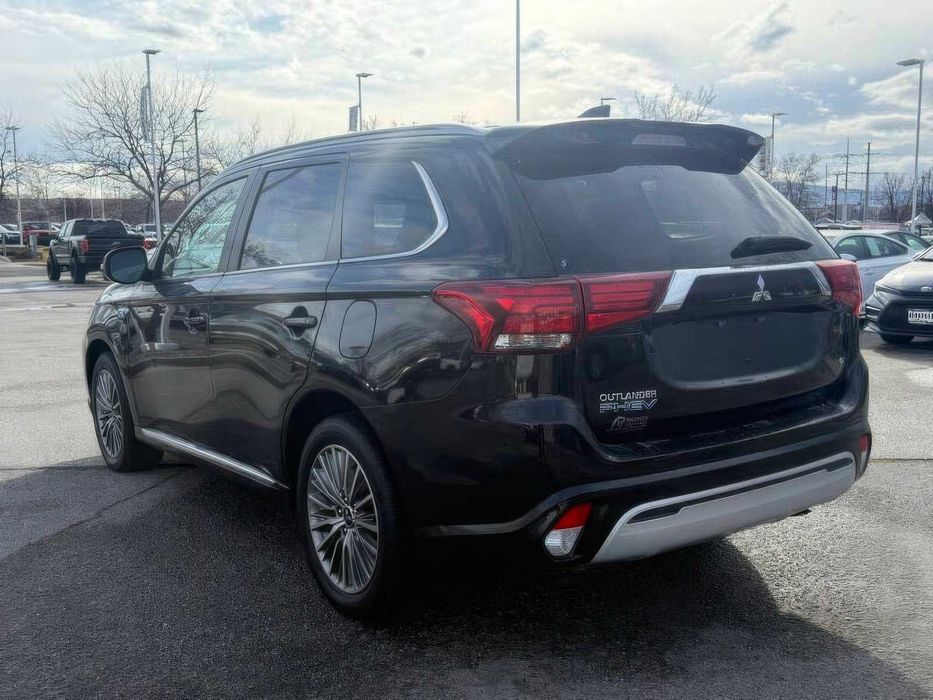 Mitsubishi Outlander Hybrid      2022