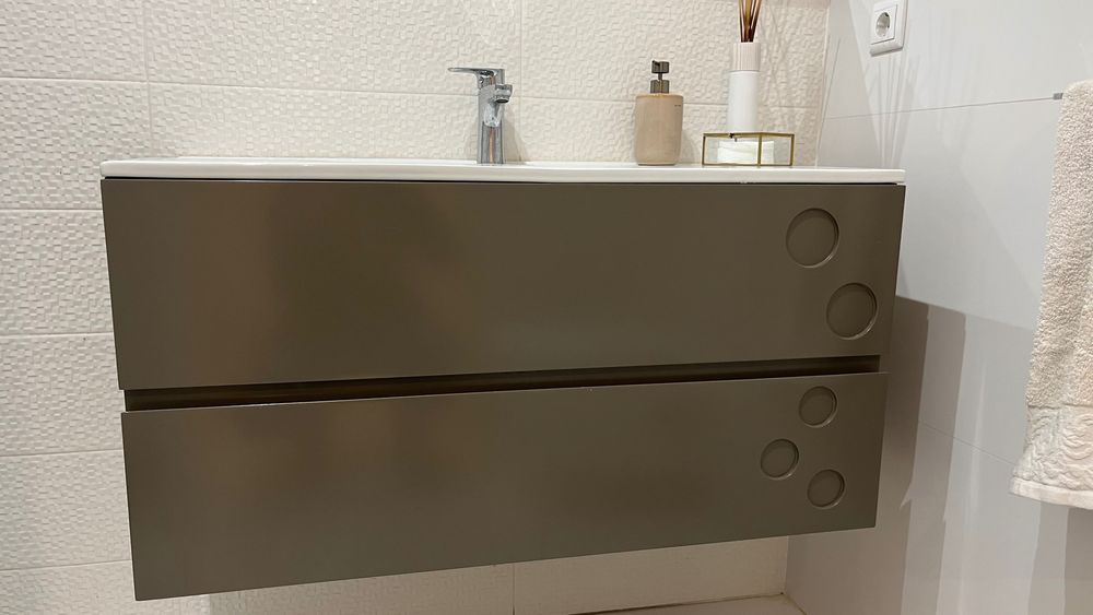 Móvel WC com lavatório e torneira