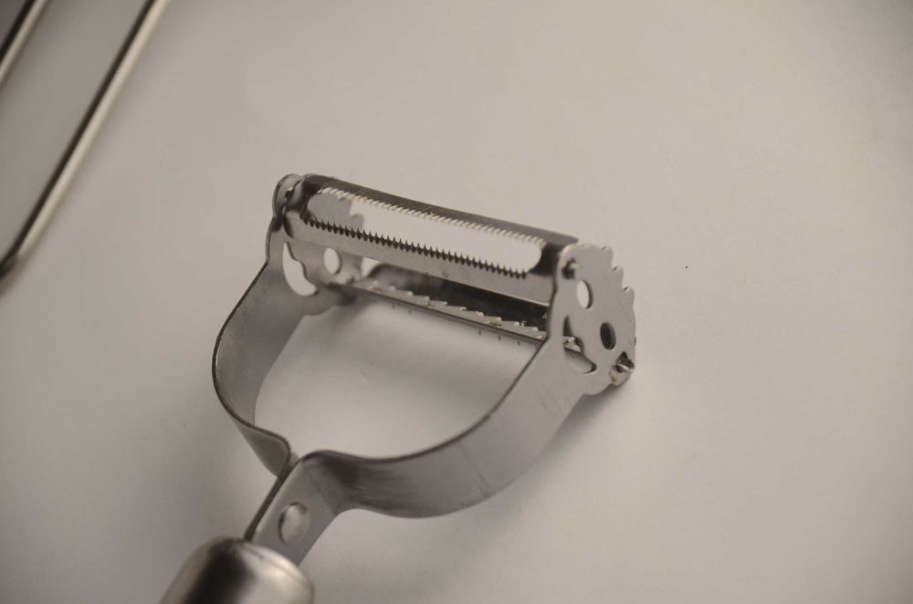 Кухонне приладдя прихватка силіконова, овочечистки, ролик на вареники