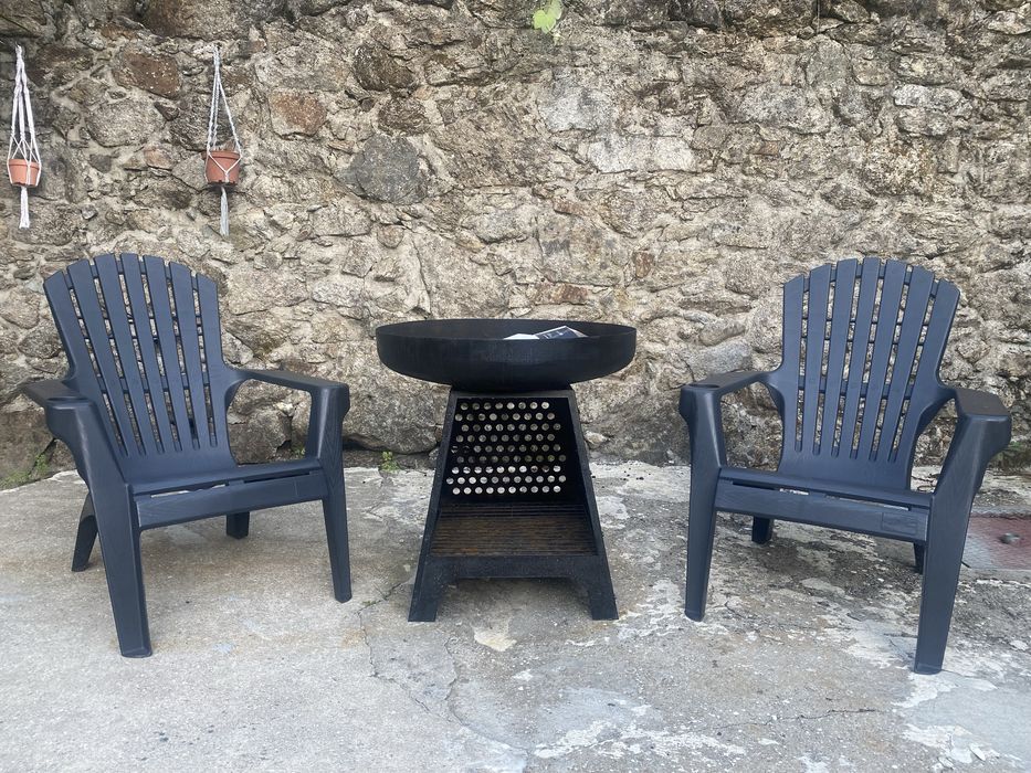 Cadeiras de jardim para despachar.
