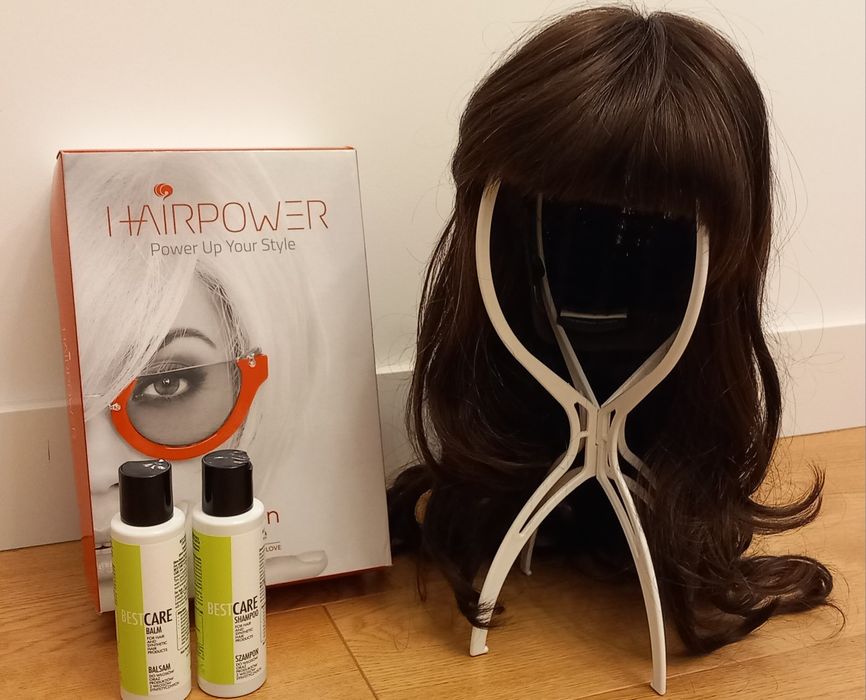 Piękna peruka w naturalnym brązie z akcesoriami