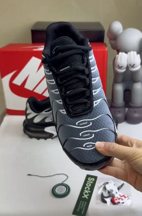 Air max Tn preto com detalhes brancos