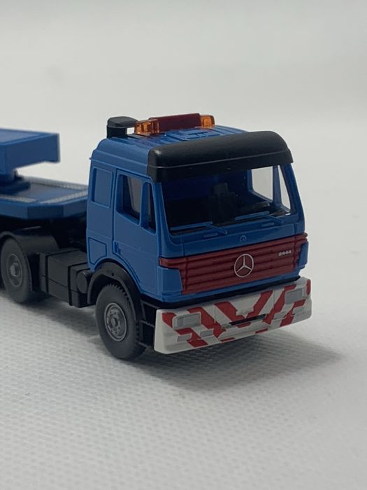 Mercedes com Maquinas Wiking 1/87