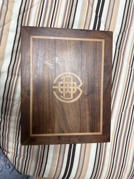 Caixa dm madeira c gravuras entalhadas