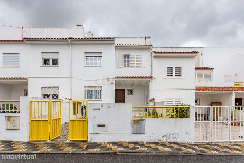 T4 Detached House in Oeiras with Excellent Location