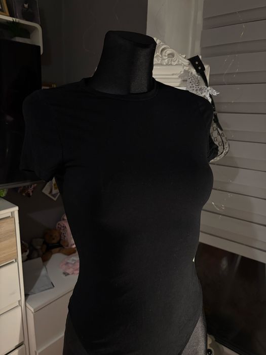 Czarne body na krótki rękaw