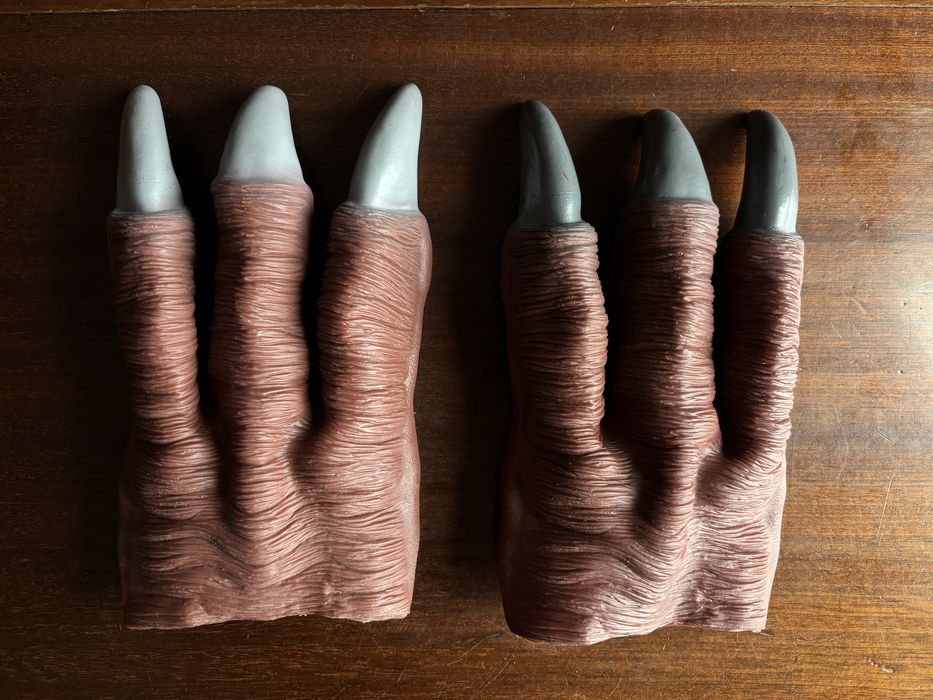 Mãos de dinossauro para festa temática