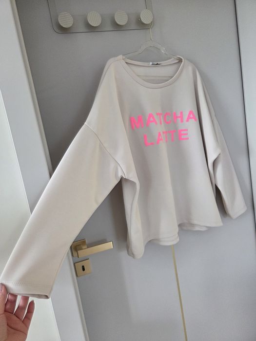 Beżowa bluzka z różowym napisem Miss Think