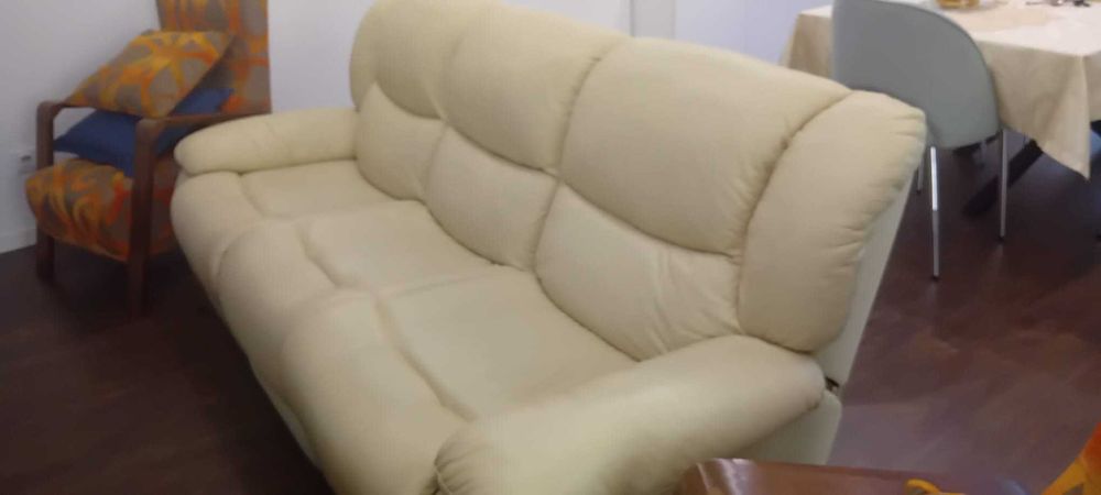 Sofá em pele branca sintética com descaço