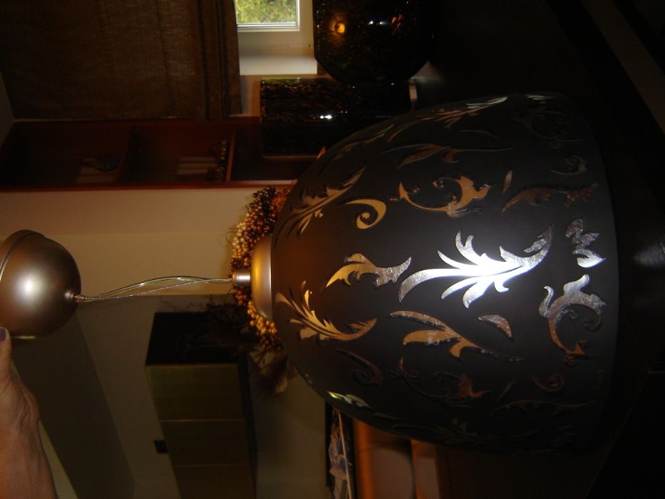 Candeeiro preto e prateado