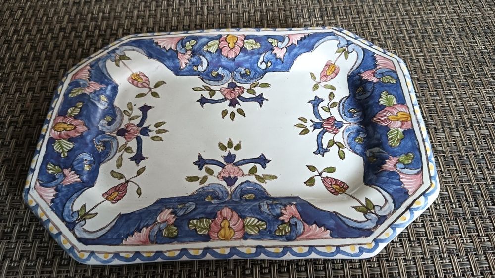 Travessa em Faiança Portuguesa Pintada à Mão R.F.A. Marques, Lda