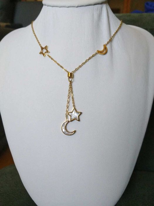 Colar Aço Dourado c/ Estrelas e Lua em Madreperol NOVO